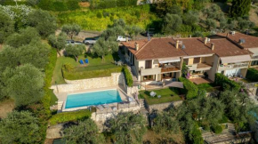 Garda Lake, free park, big swimming pool